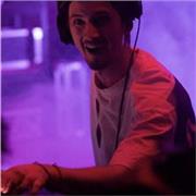 Musikproduktions-Tutor, der Menschen aller Alters- und Kompetenzstufen unterrichtet.