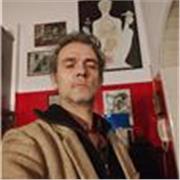 Laureato in lettere presso l'università Ka Sapienza di Roma impartisce lezioni di italiano per stranieri