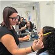 Maquilladora y manicurista con 8 años de experiencia en peluquería 
