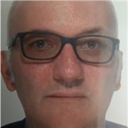 Laureato impartisce lezioni di Economia, Management, Italiano, Latino, Storia anche a studenti stranieri