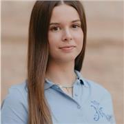 Social, atenta y con ganas de ayudar a la gente, puedo dar tanto pequeños como de primaria.