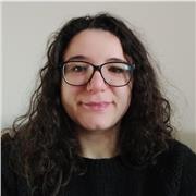 Docente di inglese impartisce lezioni per studenti di scuola media e superiore