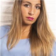 Lauretata e specializzata in lingue offre lezioni in lingue straniere, ma se si stratta di bambini o ragazzi di scuola media è dispobibile anche per altre materie