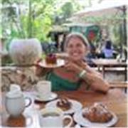 Yo doy clases de Aleman. Mas que todo conversiones pero si quieres practicar tu gramática también lo incluimos en las clases.