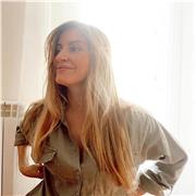 Soy diseñadora gráfica y graduada en maestra de educación primaria