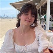 Studentessa al sesto anno di studio della lingua cinese offre aiuto per la comprensione e l'utilizzo della lingua