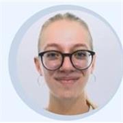 Profesora de primaria con clases adaptadas a las necesidades y al nivel de cada alumno.