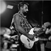 Chitarrista da oltre vent'anni impartisce lezioni a principianti