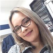 Profesora de inglés y castellano imparte clases a niños de preescolar y primaria