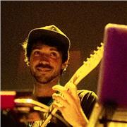 Plástico y divertido, me intereso por generar una dinámica creativa donde cada quien pueda encontrar las herramientas que le sean cómodas para desarrollar la propia musicalidad