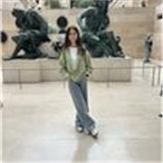 Chica joven estudiante de último año de educación primaria con muchas ganas de ayudar a los alumnos y alumnas!