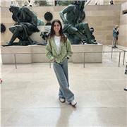 Chica joven estudiante de último año de educación primaria con muchas ganas de ayudar a los alumnos y alumnas!