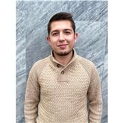 ingeniero industrial imparte clases a niños y jóvenes