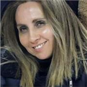 Profesora dicta clases a niños