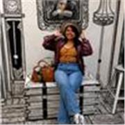 Profesora de inglés imparte clases a jóvenes estudiantes y profesionales para mejorar en el ámbito laboral o conversacional