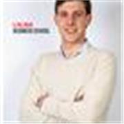 Graduado en Derecho con amplios conocimientos lingüísticos y gran habilidad comunicativa