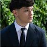 Joven estudiante de grado superior, clases a niños de primaria 