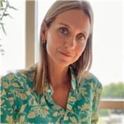 Profesora de dibujo imparte clases a jóvenes y adultos