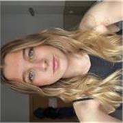 Estudiante con capacidades para dar clases de refuerzo a niños.