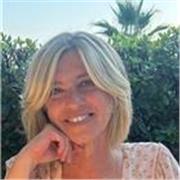 Docente di diritto impartisce lezione di italiano per stranieri