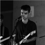 Profesor de guitarra apto para todas las edades y niveles. Capacidad para dar clases en catalán, castellano e inglés