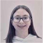 Estudiante de cuarto año del grado de biología que imparte clases de manera remota.