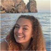 studentessa universitaria offre insegnamenti di materie scientifiche