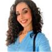 Me defino como una persona creativa, paciente y muy expresiva y una gran sensibilidad artística. Enseño a niños y a principiantes