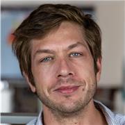 Juriste expérimenté en ONG offre des cours de droit, d'anglais, d'histoire.