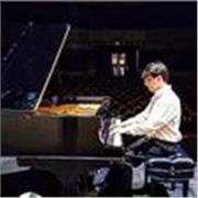 Pianista profesional con 25 años de trayectoria como músico. Dicto clases y masterclass (clases magistrales) particulares de música y piano. 16 años como profe particular. A domicilio y online. Hace 5 años a todo el mundo. Ex. alumno del M° Bruno Gelber