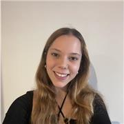 Profesora de biología apta para dar clases a niños y adolescentes en periodo escolar