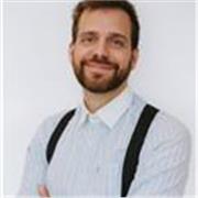 Formateur numérique polyvalent accompagne débutants et seniors vers l’autonomie digitale (ordinateur, smartphone, internet