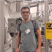 Docente di matematica e fisica impartisce lezioni private per studenti liceali