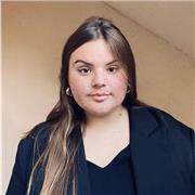 Actualmente trabajo de auxiliar y he estudiado el grado superior de integración social