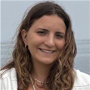 Profesora de apoyo escolar imparte clases a primaria y primeros cursos de la eso