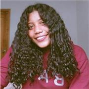 Profesora de matemáticas basica a niños de escuela