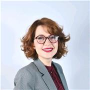 Enseignante passionnée d'anglais et de français, alliant créativité, patience et empathie.