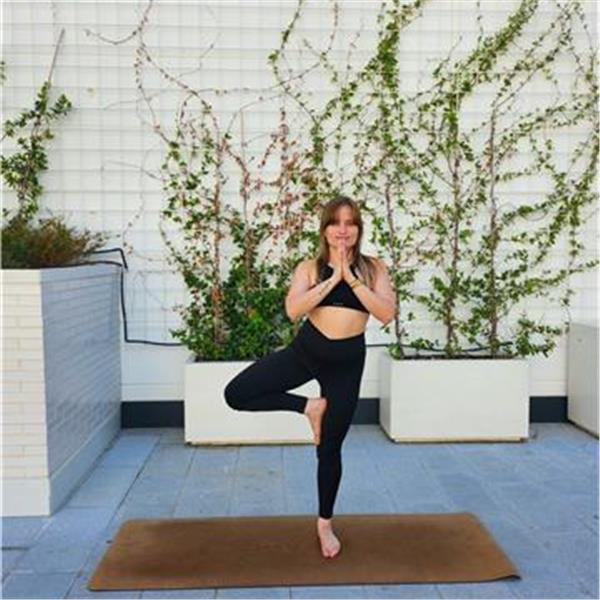 Instructora De Yoga En La Especialidad De Hatha & Vinyasa. Pràcticante ...