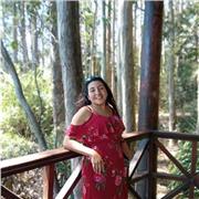 Profesora docta clases a niños de todas las edades