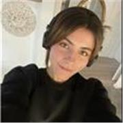 Profesora de inglés que imparte clases. Con el título de inglés y el título de monitora