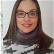 Profesora de inglés que imparte clases a niños de 6 a 12 años