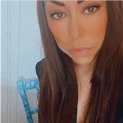 Insegnante di filosofia impartisce lezioni on Line per studenti di scuola media / superiore