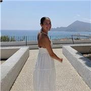 Profesora trabajadora capaz de impartir distintas materias, desde Inglés hasta Matemáticas.