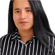 Docente de inglés imparte clases a niños y jovenes