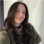 Je suis à l’écoute de vos besoins, la communication est la clé.
Je peux enseigner l’anglais/ le français (je prépare le Cambridge niveau C1)