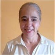 Profesora de español imparte clases a niños y adultos