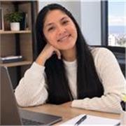 Profesora de comunicación imparte clases a niños de todas las edades la lectura, escritura, estrategias y expresión oral