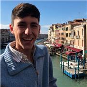 Estudiante universitario imparte clases de apoyo a estudiantes de primaria y secundaria