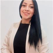 Profesora de anatomía con clases específicas para todos, estudiantes jóvenes y universitario.