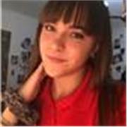 Profesora de apoyo escolar para ayudar a niños en la asignatura que suele resultarles más complicada y incentivar a que se les haga sencillo